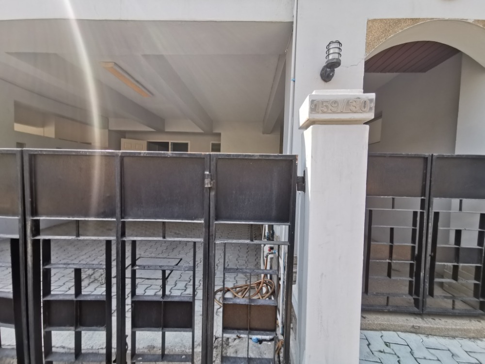 ให้เช่าทาวน์โฮมสะพานควาย จตุจักร : ให้เช่าทาวน์เฮ้าส์รักษาความปลอดภัย 24 ชั่วโมง ขนาด 3 ชั้น 4 ห้องนอน 5 ห้องน้ำ พื้นที่กว่า 350 ตารางเมตร เฟอร์นิเจอร์ครบ วิภาวดีรังสิต-รัชดาภิเษก