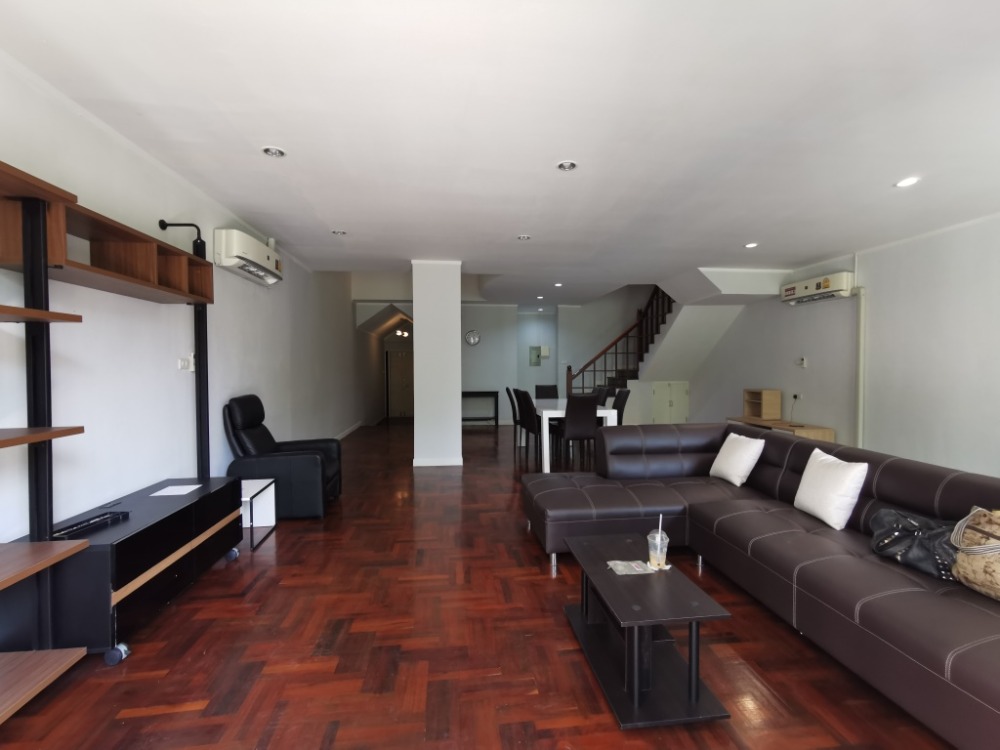 ให้เช่าทาวน์โฮมสะพานควาย จตุจักร : ให้เช่าทาวน์เฮ้าส์รักษาความปลอดภัย 24 ชั่วโมง ขนาด 3 ชั้น 4 ห้องนอน 5 ห้องน้ำ พื้นที่กว่า 350 ตารางเมตร เฟอร์นิเจอร์ครบ วิภาวดีรังสิต-รัชดาภิเษก