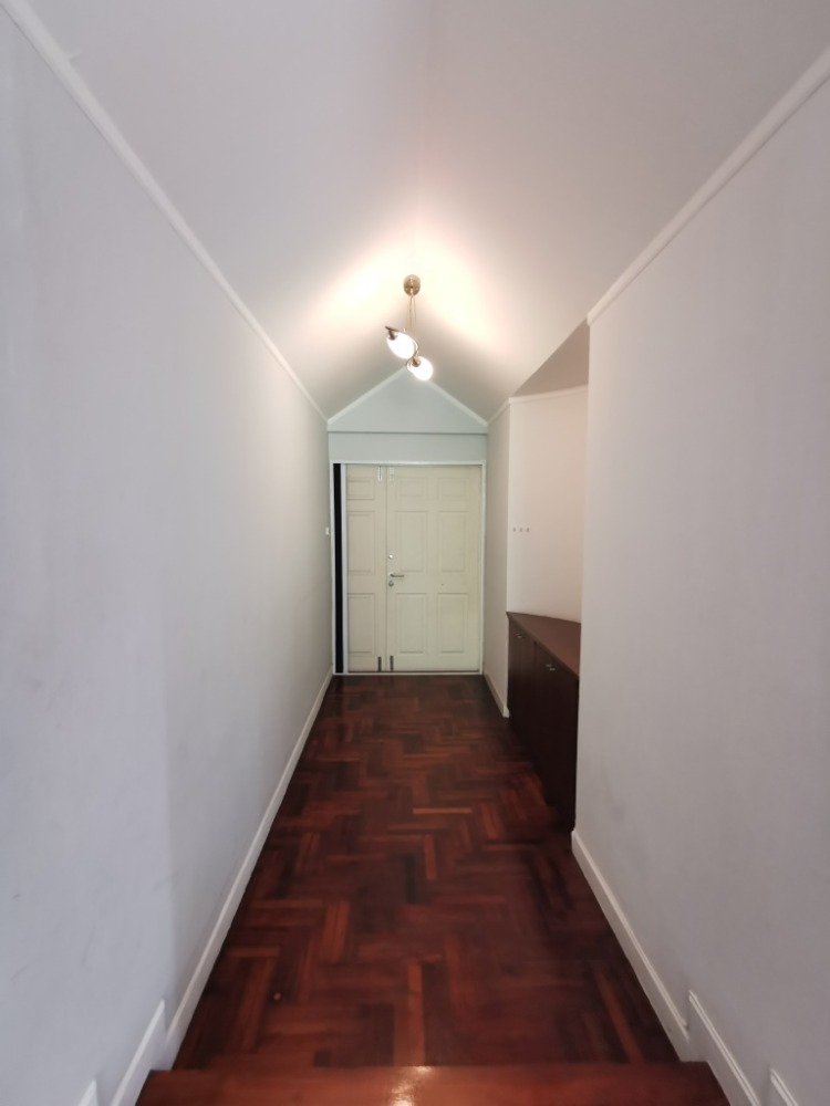 ให้เช่าทาวน์โฮมสะพานควาย จตุจักร : ให้เช่าทาวน์เฮ้าส์รักษาความปลอดภัย 24 ชั่วโมง ขนาด 3 ชั้น 4 ห้องนอน 5 ห้องน้ำ พื้นที่กว่า 350 ตารางเมตร เฟอร์นิเจอร์ครบ วิภาวดีรังสิต-รัชดาภิเษก