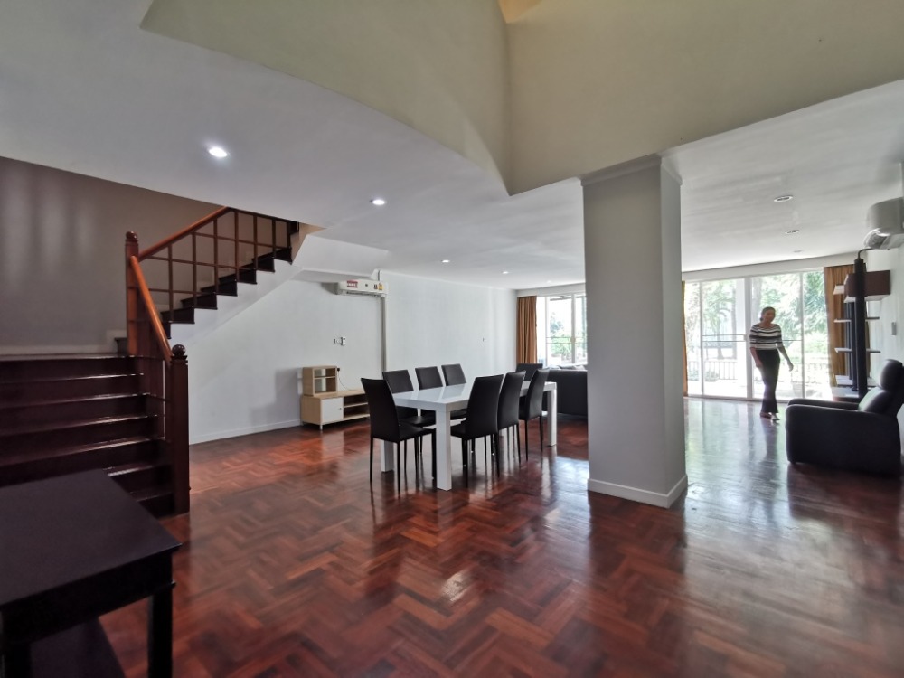 ให้เช่าทาวน์โฮมสะพานควาย จตุจักร : ให้เช่าทาวน์เฮ้าส์รักษาความปลอดภัย 24 ชั่วโมง ขนาด 3 ชั้น 4 ห้องนอน 5 ห้องน้ำ พื้นที่กว่า 350 ตารางเมตร เฟอร์นิเจอร์ครบ วิภาวดีรังสิต-รัชดาภิเษก