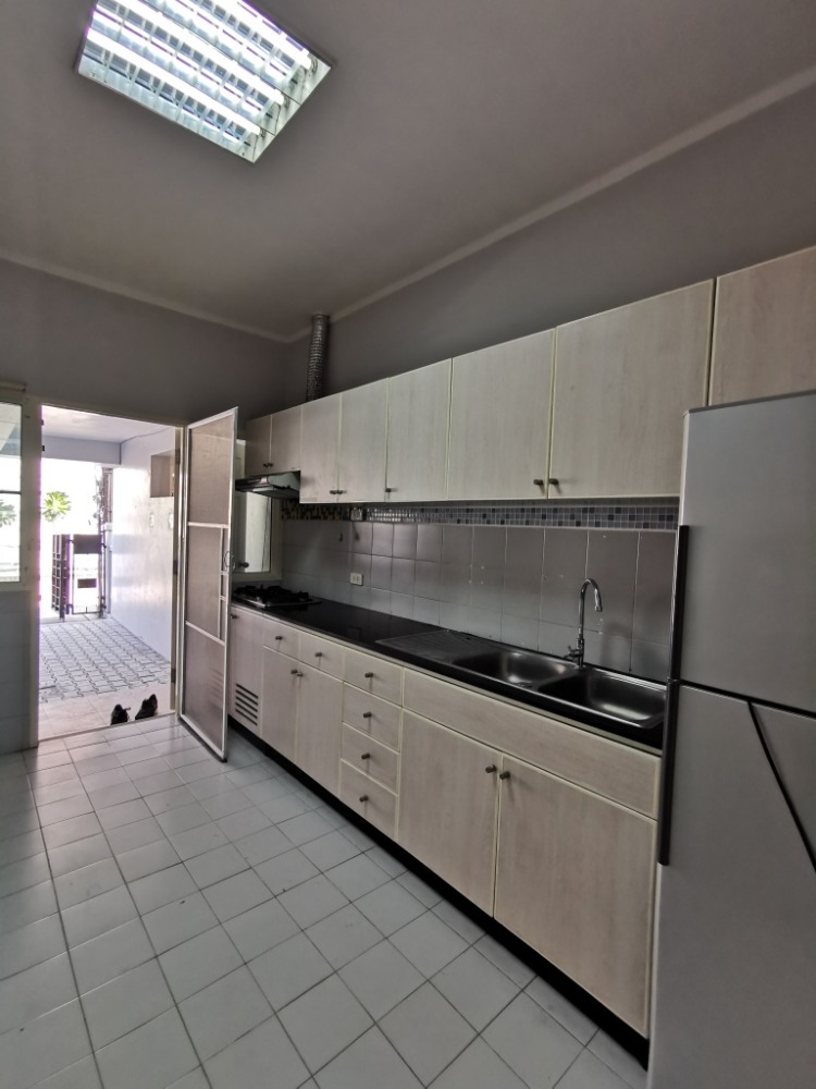 ให้เช่าทาวน์โฮมสะพานควาย จตุจักร : ให้เช่าทาวน์เฮ้าส์รักษาความปลอดภัย 24 ชั่วโมง ขนาด 3 ชั้น 4 ห้องนอน 5 ห้องน้ำ พื้นที่กว่า 350 ตารางเมตร เฟอร์นิเจอร์ครบ วิภาวดีรังสิต-รัชดาภิเษก