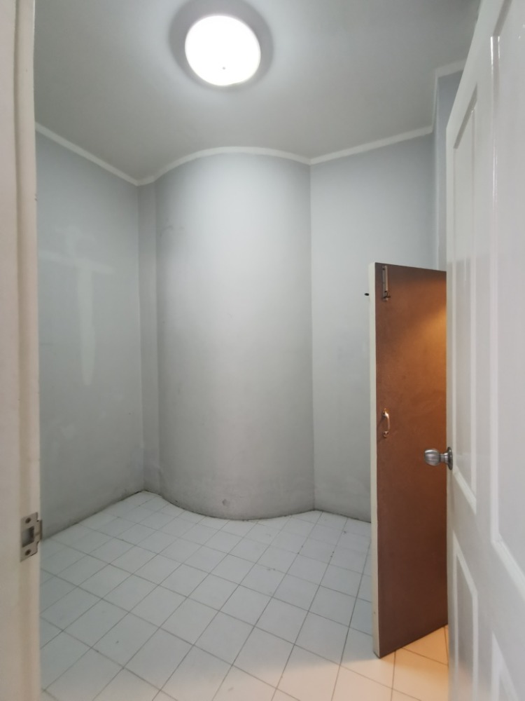 ให้เช่าทาวน์โฮมสะพานควาย จตุจักร : ให้เช่าทาวน์เฮ้าส์รักษาความปลอดภัย 24 ชั่วโมง ขนาด 3 ชั้น 4 ห้องนอน 5 ห้องน้ำ พื้นที่กว่า 350 ตารางเมตร เฟอร์นิเจอร์ครบ วิภาวดีรังสิต-รัชดาภิเษก