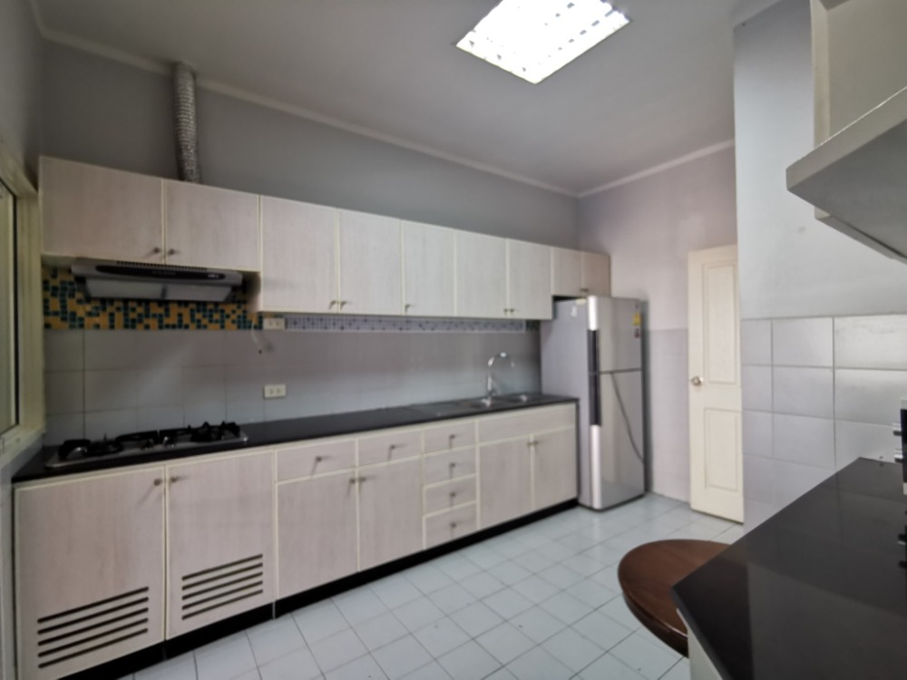 ให้เช่าทาวน์โฮมสะพานควาย จตุจักร : ให้เช่าทาวน์เฮ้าส์รักษาความปลอดภัย 24 ชั่วโมง ขนาด 3 ชั้น 4 ห้องนอน 5 ห้องน้ำ พื้นที่กว่า 350 ตารางเมตร เฟอร์นิเจอร์ครบ วิภาวดีรังสิต-รัชดาภิเษก