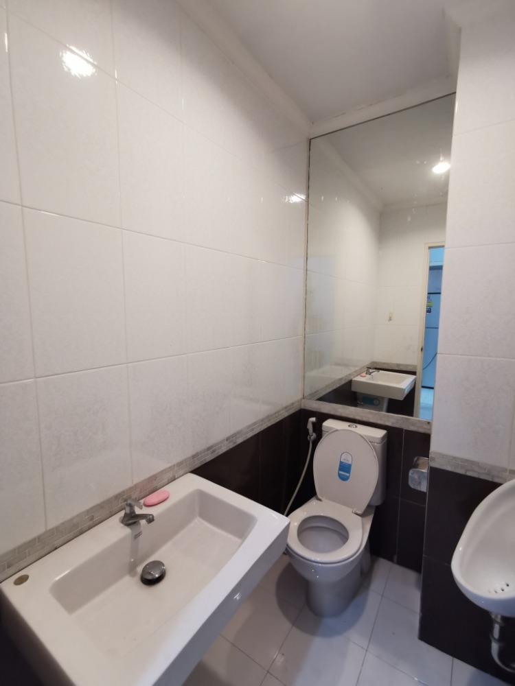 ให้เช่าทาวน์โฮมสะพานควาย จตุจักร : ให้เช่าทาวน์เฮ้าส์รักษาความปลอดภัย 24 ชั่วโมง ขนาด 3 ชั้น 4 ห้องนอน 5 ห้องน้ำ พื้นที่กว่า 350 ตารางเมตร เฟอร์นิเจอร์ครบ วิภาวดีรังสิต-รัชดาภิเษก