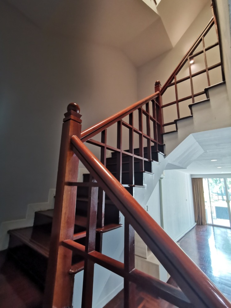 ให้เช่าทาวน์โฮมสะพานควาย จตุจักร : ให้เช่าทาวน์เฮ้าส์รักษาความปลอดภัย 24 ชั่วโมง ขนาด 3 ชั้น 4 ห้องนอน 5 ห้องน้ำ พื้นที่กว่า 350 ตารางเมตร เฟอร์นิเจอร์ครบ วิภาวดีรังสิต-รัชดาภิเษก