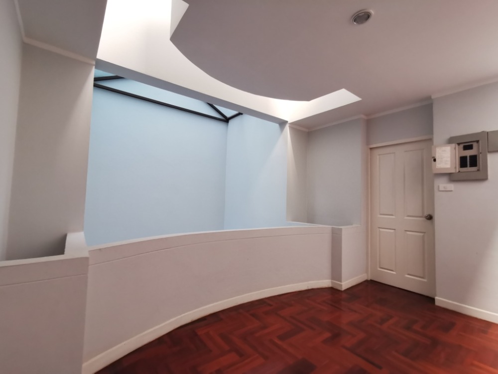 ให้เช่าทาวน์โฮมสะพานควาย จตุจักร : ให้เช่าทาวน์เฮ้าส์รักษาความปลอดภัย 24 ชั่วโมง ขนาด 3 ชั้น 4 ห้องนอน 5 ห้องน้ำ พื้นที่กว่า 350 ตารางเมตร เฟอร์นิเจอร์ครบ วิภาวดีรังสิต-รัชดาภิเษก