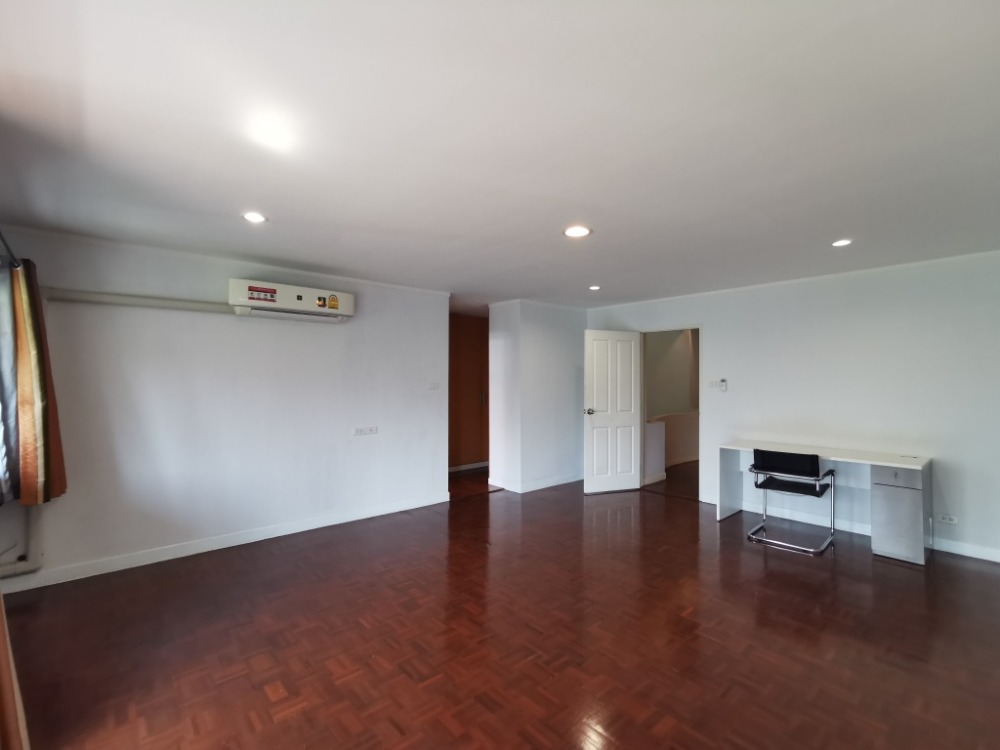 ให้เช่าทาวน์โฮมสะพานควาย จตุจักร : ให้เช่าทาวน์เฮ้าส์รักษาความปลอดภัย 24 ชั่วโมง ขนาด 3 ชั้น 4 ห้องนอน 5 ห้องน้ำ พื้นที่กว่า 350 ตารางเมตร เฟอร์นิเจอร์ครบ วิภาวดีรังสิต-รัชดาภิเษก