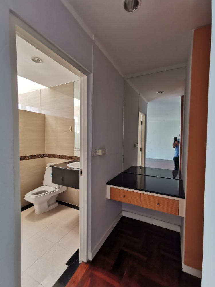 ให้เช่าทาวน์โฮมสะพานควาย จตุจักร : ให้เช่าทาวน์เฮ้าส์รักษาความปลอดภัย 24 ชั่วโมง ขนาด 3 ชั้น 4 ห้องนอน 5 ห้องน้ำ พื้นที่กว่า 350 ตารางเมตร เฟอร์นิเจอร์ครบ วิภาวดีรังสิต-รัชดาภิเษก