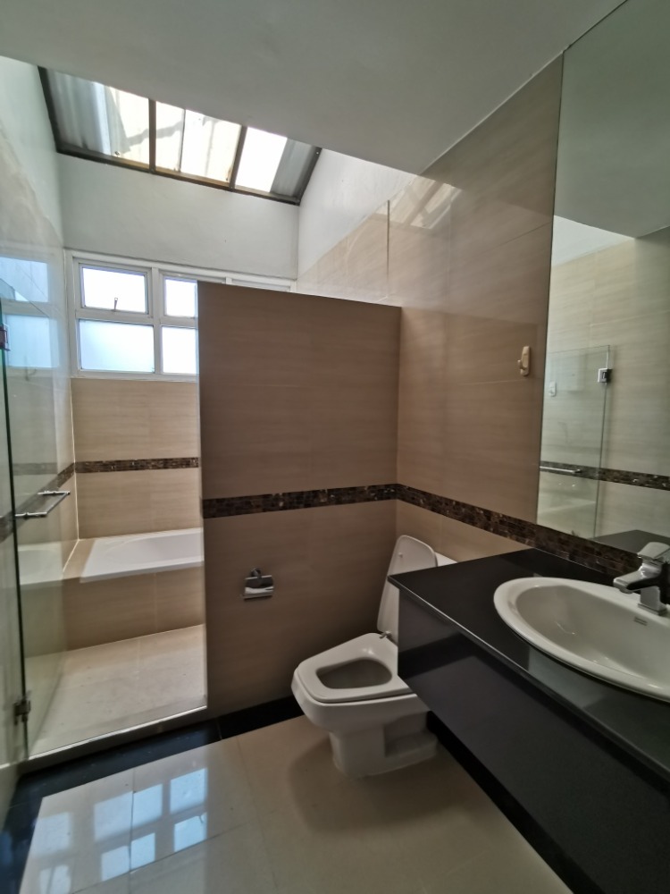 ให้เช่าทาวน์โฮมสะพานควาย จตุจักร : ให้เช่าทาวน์เฮ้าส์รักษาความปลอดภัย 24 ชั่วโมง ขนาด 3 ชั้น 4 ห้องนอน 5 ห้องน้ำ พื้นที่กว่า 350 ตารางเมตร เฟอร์นิเจอร์ครบ วิภาวดีรังสิต-รัชดาภิเษก