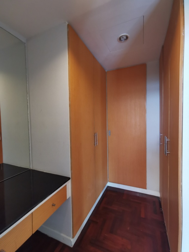 ให้เช่าทาวน์โฮมสะพานควาย จตุจักร : ให้เช่าทาวน์เฮ้าส์รักษาความปลอดภัย 24 ชั่วโมง ขนาด 3 ชั้น 4 ห้องนอน 5 ห้องน้ำ พื้นที่กว่า 350 ตารางเมตร เฟอร์นิเจอร์ครบ วิภาวดีรังสิต-รัชดาภิเษก