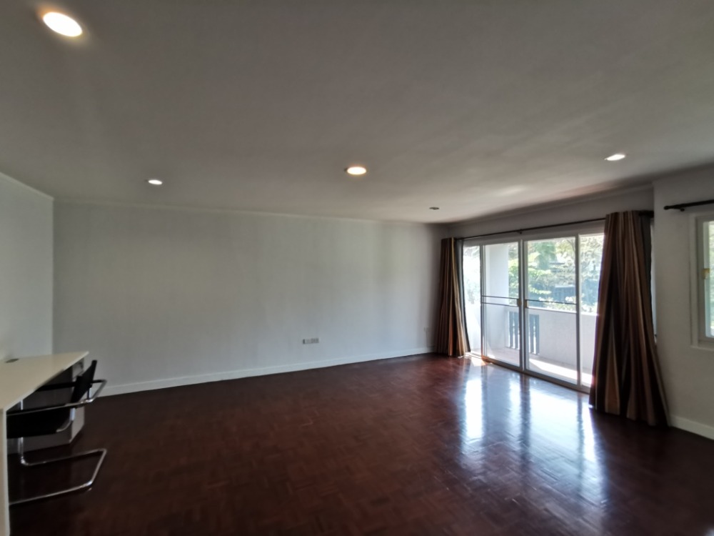 ให้เช่าทาวน์โฮมสะพานควาย จตุจักร : ให้เช่าทาวน์เฮ้าส์รักษาความปลอดภัย 24 ชั่วโมง ขนาด 3 ชั้น 4 ห้องนอน 5 ห้องน้ำ พื้นที่กว่า 350 ตารางเมตร เฟอร์นิเจอร์ครบ วิภาวดีรังสิต-รัชดาภิเษก