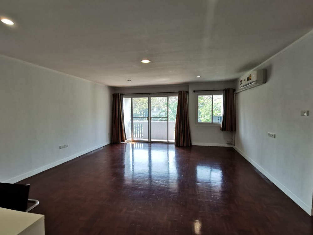 ให้เช่าทาวน์โฮมสะพานควาย จตุจักร : ให้เช่าทาวน์เฮ้าส์รักษาความปลอดภัย 24 ชั่วโมง ขนาด 3 ชั้น 4 ห้องนอน 5 ห้องน้ำ พื้นที่กว่า 350 ตารางเมตร เฟอร์นิเจอร์ครบ วิภาวดีรังสิต-รัชดาภิเษก