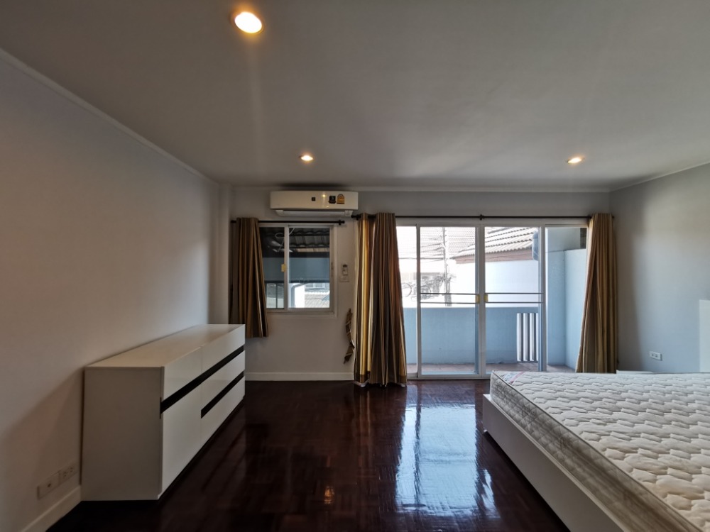 ให้เช่าทาวน์โฮมสะพานควาย จตุจักร : ให้เช่าทาวน์เฮ้าส์รักษาความปลอดภัย 24 ชั่วโมง ขนาด 3 ชั้น 4 ห้องนอน 5 ห้องน้ำ พื้นที่กว่า 350 ตารางเมตร เฟอร์นิเจอร์ครบ วิภาวดีรังสิต-รัชดาภิเษก