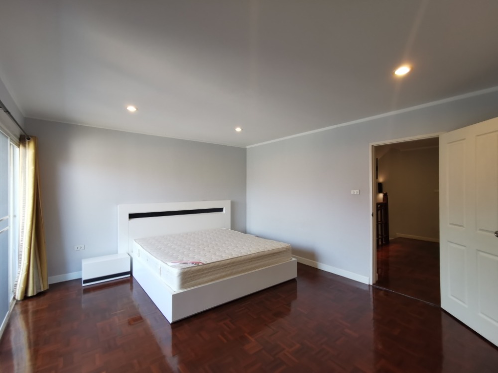 ให้เช่าทาวน์โฮมสะพานควาย จตุจักร : ให้เช่าทาวน์เฮ้าส์รักษาความปลอดภัย 24 ชั่วโมง ขนาด 3 ชั้น 4 ห้องนอน 5 ห้องน้ำ พื้นที่กว่า 350 ตารางเมตร เฟอร์นิเจอร์ครบ วิภาวดีรังสิต-รัชดาภิเษก