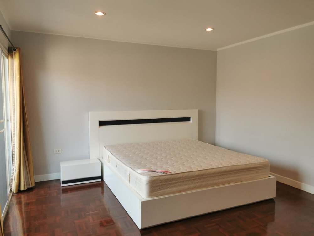 ให้เช่าทาวน์โฮมสะพานควาย จตุจักร : ให้เช่าทาวน์เฮ้าส์รักษาความปลอดภัย 24 ชั่วโมง ขนาด 3 ชั้น 4 ห้องนอน 5 ห้องน้ำ พื้นที่กว่า 350 ตารางเมตร เฟอร์นิเจอร์ครบ วิภาวดีรังสิต-รัชดาภิเษก