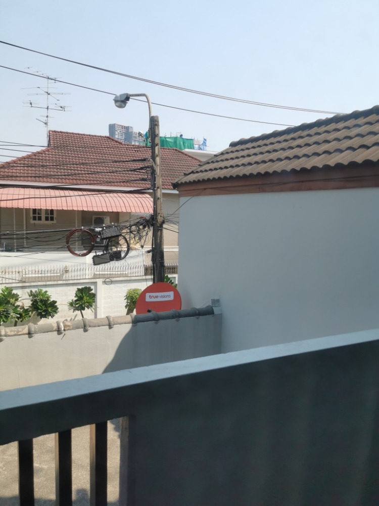 ให้เช่าทาวน์โฮมสะพานควาย จตุจักร : ให้เช่าทาวน์เฮ้าส์รักษาความปลอดภัย 24 ชั่วโมง ขนาด 3 ชั้น 4 ห้องนอน 5 ห้องน้ำ พื้นที่กว่า 350 ตารางเมตร เฟอร์นิเจอร์ครบ วิภาวดีรังสิต-รัชดาภิเษก