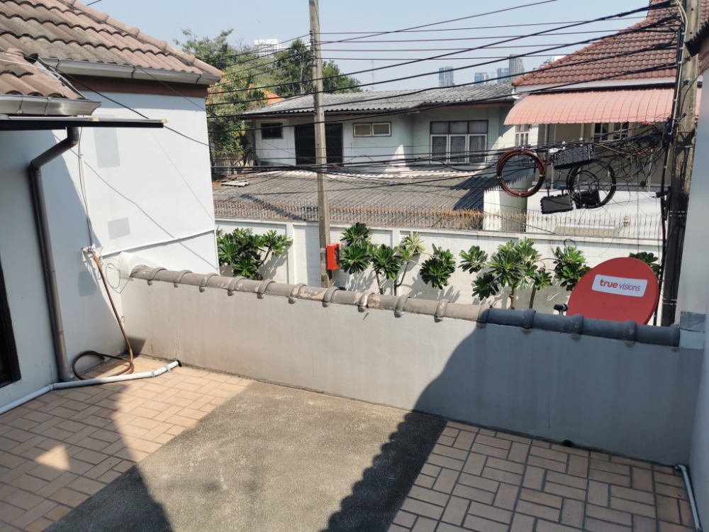 ให้เช่าทาวน์โฮมสะพานควาย จตุจักร : ให้เช่าทาวน์เฮ้าส์รักษาความปลอดภัย 24 ชั่วโมง ขนาด 3 ชั้น 4 ห้องนอน 5 ห้องน้ำ พื้นที่กว่า 350 ตารางเมตร เฟอร์นิเจอร์ครบ วิภาวดีรังสิต-รัชดาภิเษก
