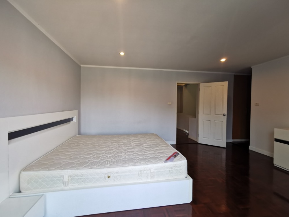 ให้เช่าทาวน์โฮมสะพานควาย จตุจักร : ให้เช่าทาวน์เฮ้าส์รักษาความปลอดภัย 24 ชั่วโมง ขนาด 3 ชั้น 4 ห้องนอน 5 ห้องน้ำ พื้นที่กว่า 350 ตารางเมตร เฟอร์นิเจอร์ครบ วิภาวดีรังสิต-รัชดาภิเษก