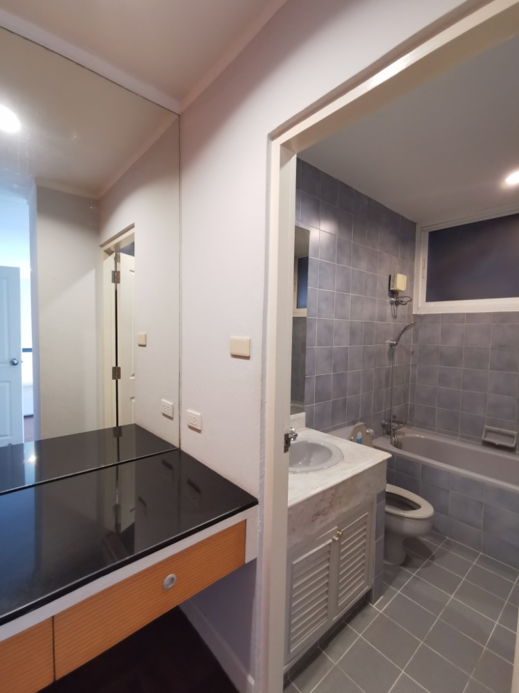 ให้เช่าทาวน์โฮมสะพานควาย จตุจักร : ให้เช่าทาวน์เฮ้าส์รักษาความปลอดภัย 24 ชั่วโมง ขนาด 3 ชั้น 4 ห้องนอน 5 ห้องน้ำ พื้นที่กว่า 350 ตารางเมตร เฟอร์นิเจอร์ครบ วิภาวดีรังสิต-รัชดาภิเษก