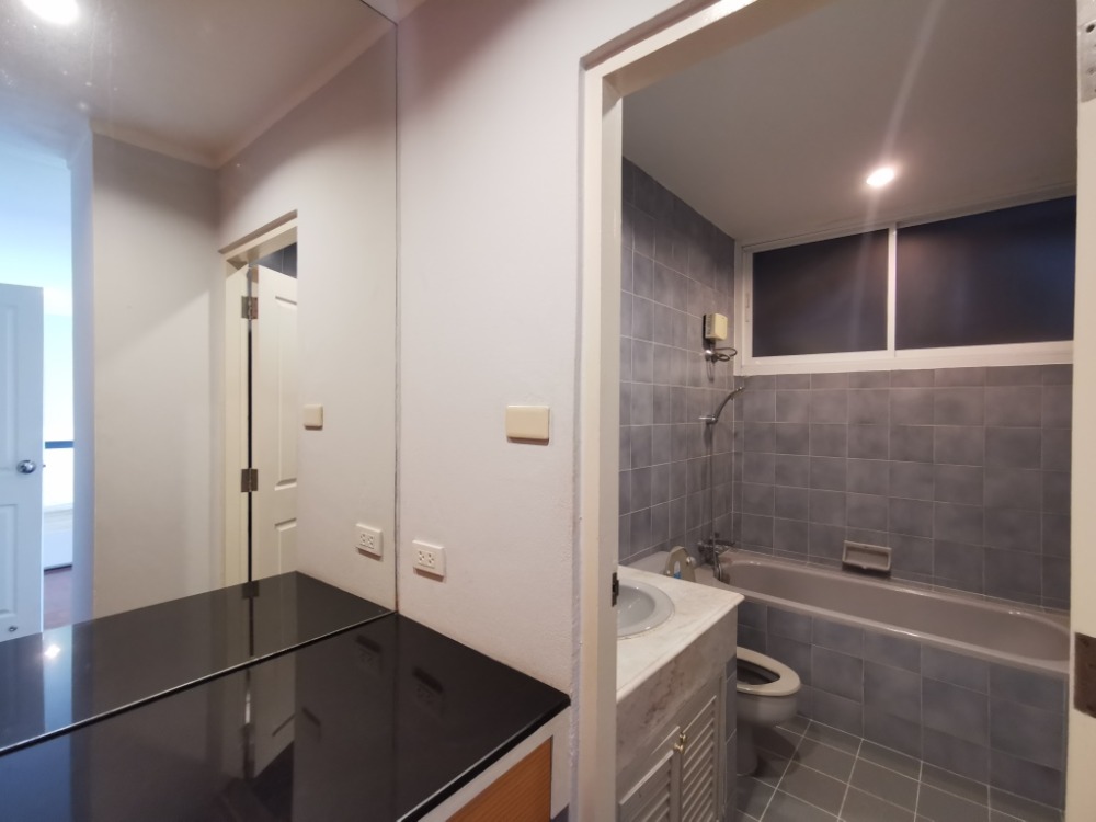 ให้เช่าทาวน์โฮมสะพานควาย จตุจักร : ให้เช่าทาวน์เฮ้าส์รักษาความปลอดภัย 24 ชั่วโมง ขนาด 3 ชั้น 4 ห้องนอน 5 ห้องน้ำ พื้นที่กว่า 350 ตารางเมตร เฟอร์นิเจอร์ครบ วิภาวดีรังสิต-รัชดาภิเษก