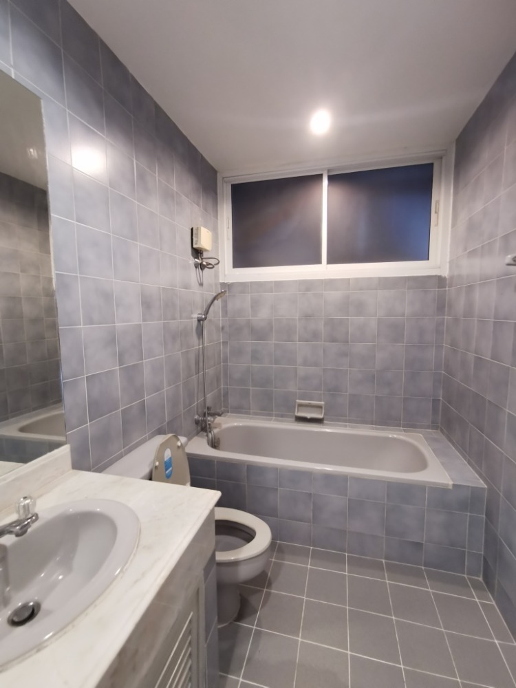 ให้เช่าทาวน์โฮมสะพานควาย จตุจักร : ให้เช่าทาวน์เฮ้าส์รักษาความปลอดภัย 24 ชั่วโมง ขนาด 3 ชั้น 4 ห้องนอน 5 ห้องน้ำ พื้นที่กว่า 350 ตารางเมตร เฟอร์นิเจอร์ครบ วิภาวดีรังสิต-รัชดาภิเษก