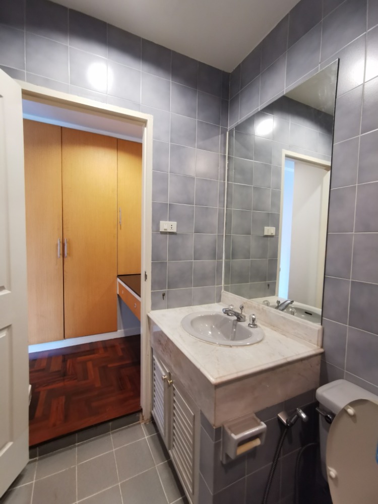 ให้เช่าทาวน์โฮมสะพานควาย จตุจักร : ให้เช่าทาวน์เฮ้าส์รักษาความปลอดภัย 24 ชั่วโมง ขนาด 3 ชั้น 4 ห้องนอน 5 ห้องน้ำ พื้นที่กว่า 350 ตารางเมตร เฟอร์นิเจอร์ครบ วิภาวดีรังสิต-รัชดาภิเษก