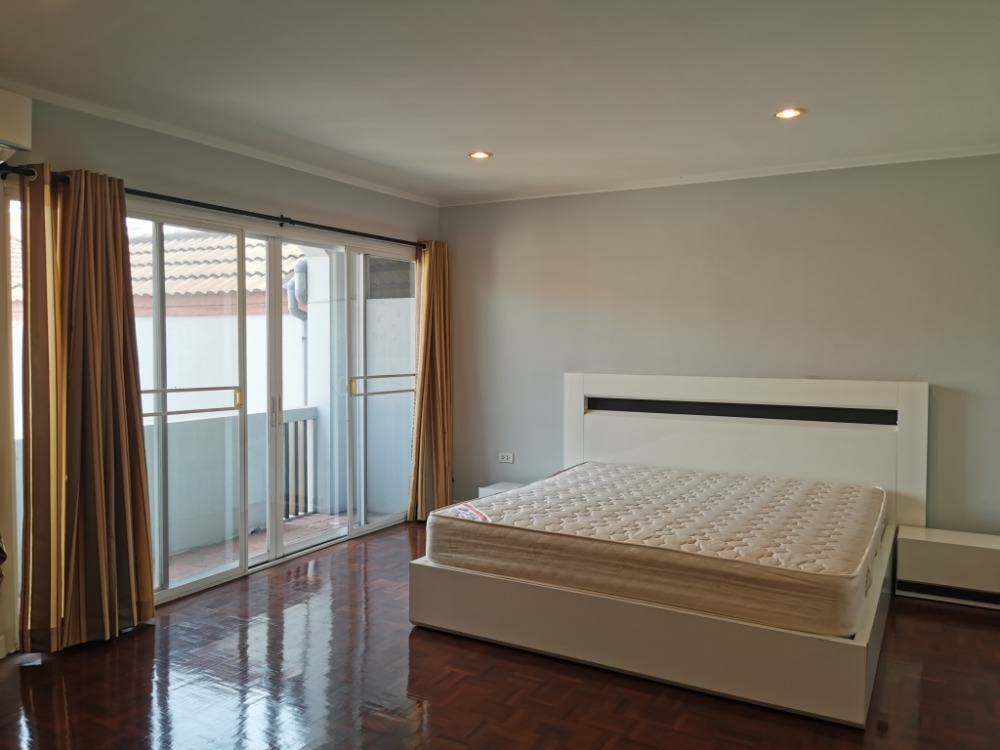 ให้เช่าทาวน์โฮมสะพานควาย จตุจักร : ให้เช่าทาวน์เฮ้าส์รักษาความปลอดภัย 24 ชั่วโมง ขนาด 3 ชั้น 4 ห้องนอน 5 ห้องน้ำ พื้นที่กว่า 350 ตารางเมตร เฟอร์นิเจอร์ครบ วิภาวดีรังสิต-รัชดาภิเษก