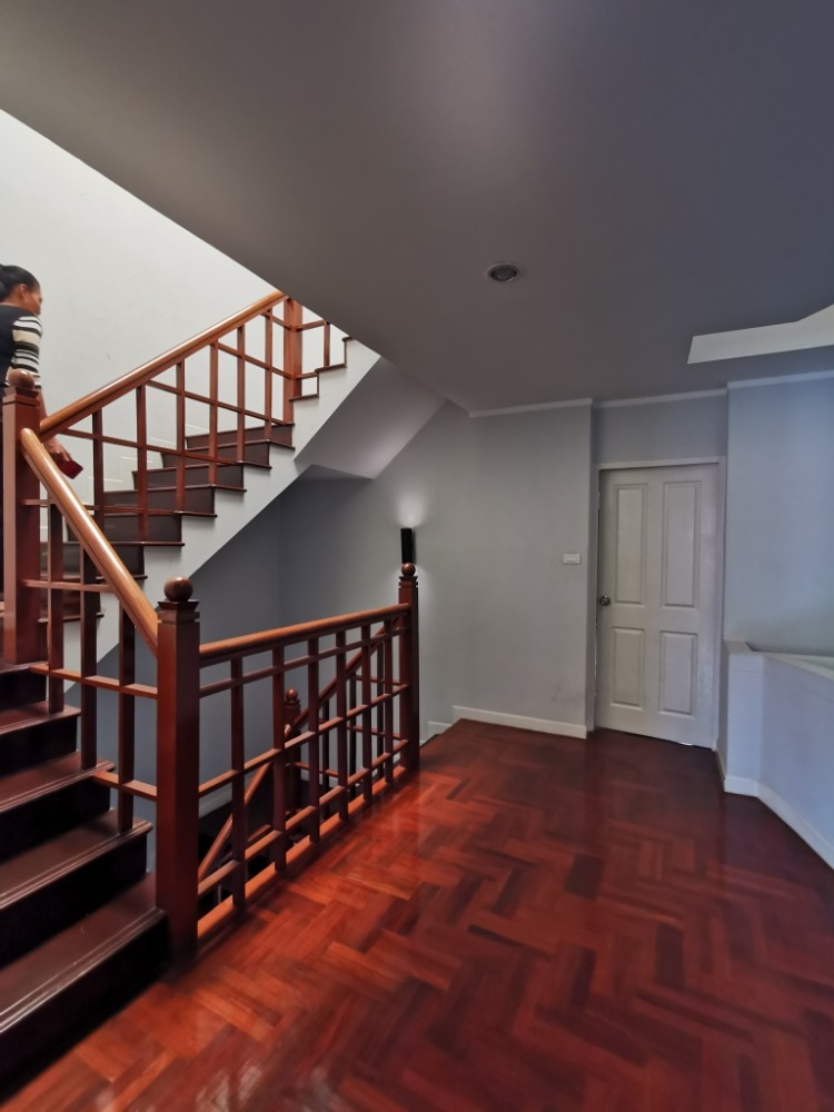 ให้เช่าทาวน์โฮมสะพานควาย จตุจักร : ให้เช่าทาวน์เฮ้าส์รักษาความปลอดภัย 24 ชั่วโมง ขนาด 3 ชั้น 4 ห้องนอน 5 ห้องน้ำ พื้นที่กว่า 350 ตารางเมตร เฟอร์นิเจอร์ครบ วิภาวดีรังสิต-รัชดาภิเษก