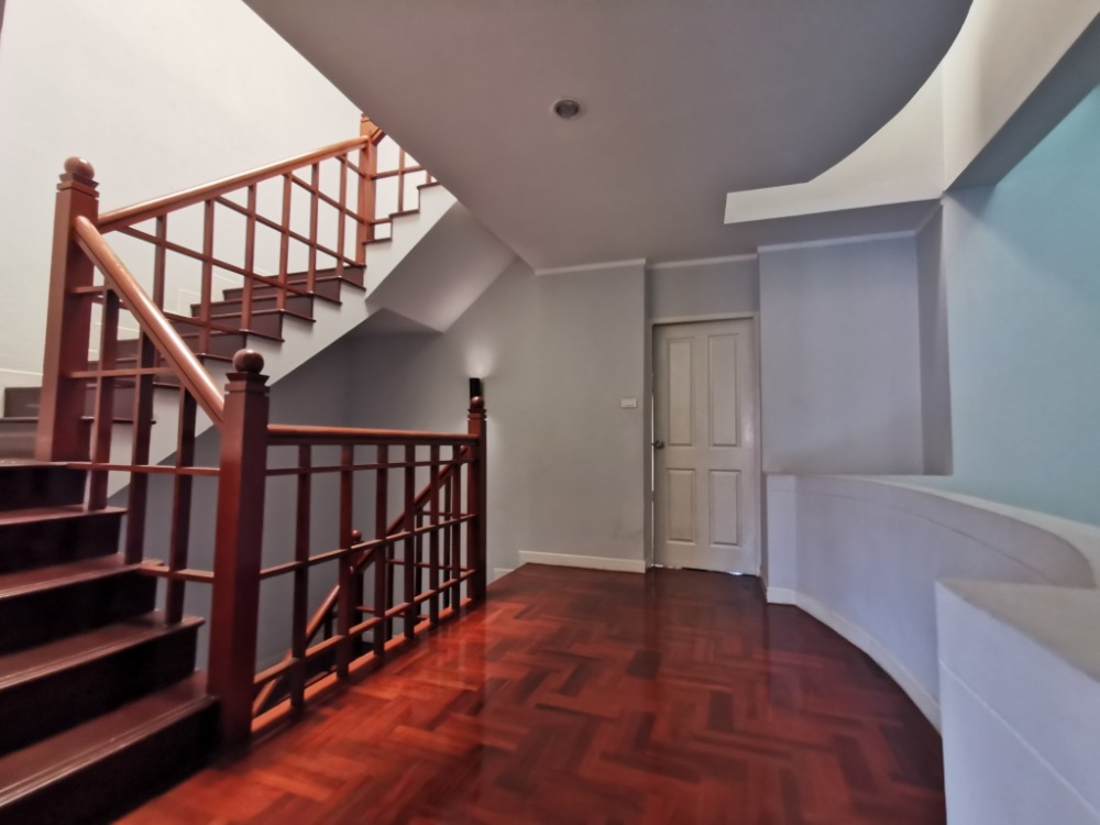 ให้เช่าทาวน์โฮมสะพานควาย จตุจักร : ให้เช่าทาวน์เฮ้าส์รักษาความปลอดภัย 24 ชั่วโมง ขนาด 3 ชั้น 4 ห้องนอน 5 ห้องน้ำ พื้นที่กว่า 350 ตารางเมตร เฟอร์นิเจอร์ครบ วิภาวดีรังสิต-รัชดาภิเษก