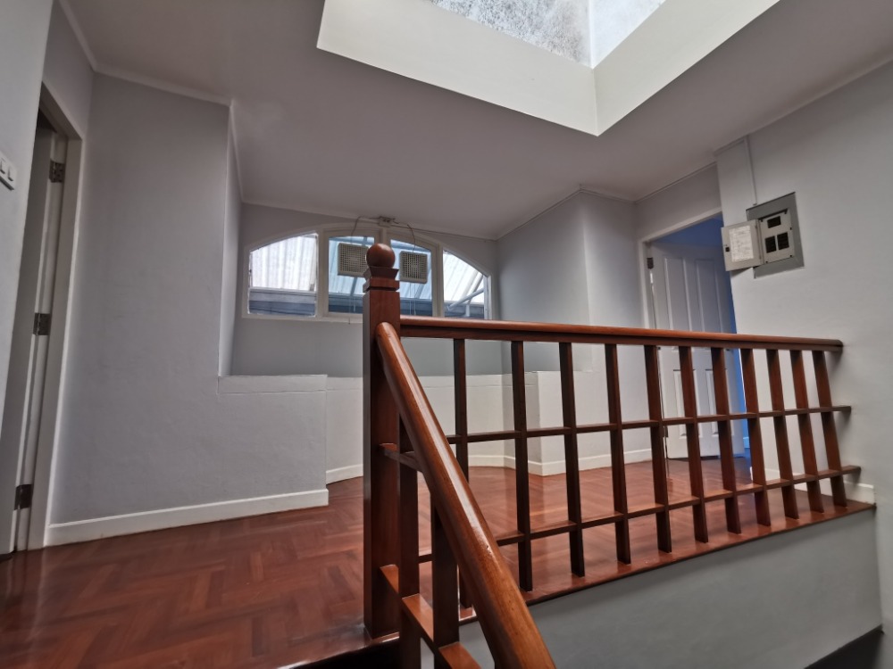 ให้เช่าทาวน์โฮมสะพานควาย จตุจักร : ให้เช่าทาวน์เฮ้าส์รักษาความปลอดภัย 24 ชั่วโมง ขนาด 3 ชั้น 4 ห้องนอน 5 ห้องน้ำ พื้นที่กว่า 350 ตารางเมตร เฟอร์นิเจอร์ครบ วิภาวดีรังสิต-รัชดาภิเษก