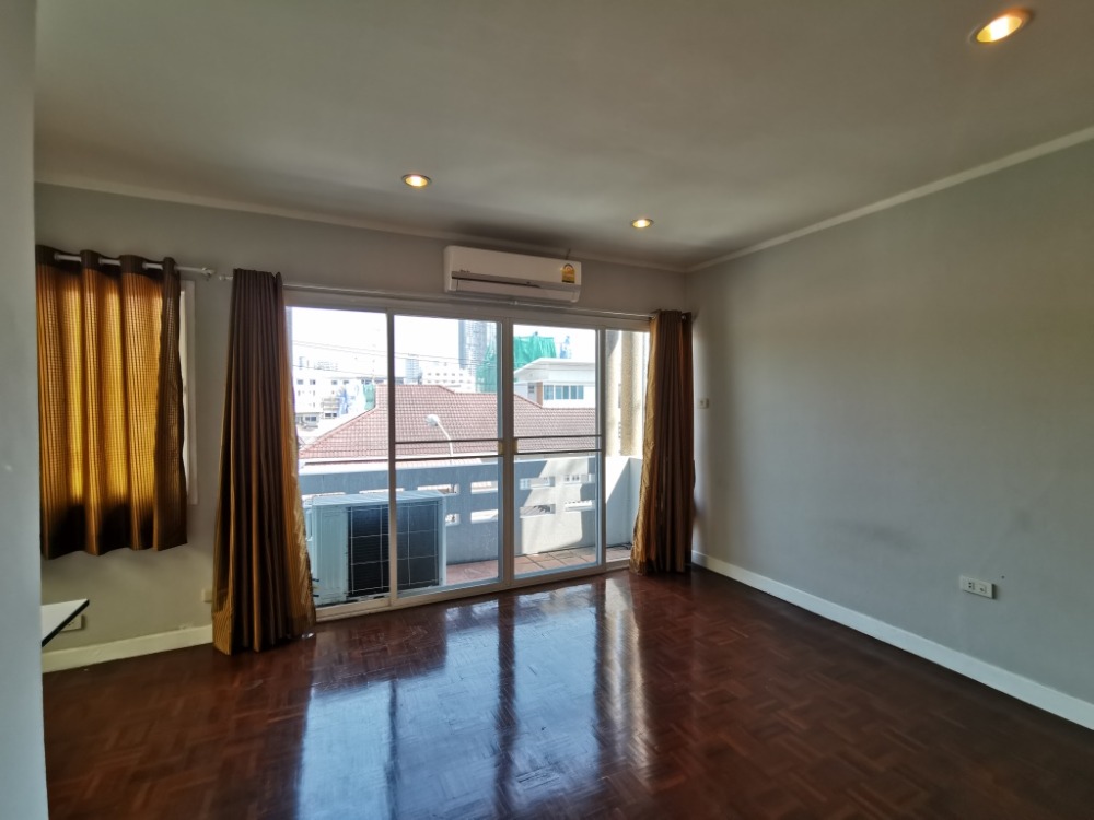 ให้เช่าทาวน์โฮมสะพานควาย จตุจักร : ให้เช่าทาวน์เฮ้าส์รักษาความปลอดภัย 24 ชั่วโมง ขนาด 3 ชั้น 4 ห้องนอน 5 ห้องน้ำ พื้นที่กว่า 350 ตารางเมตร เฟอร์นิเจอร์ครบ วิภาวดีรังสิต-รัชดาภิเษก