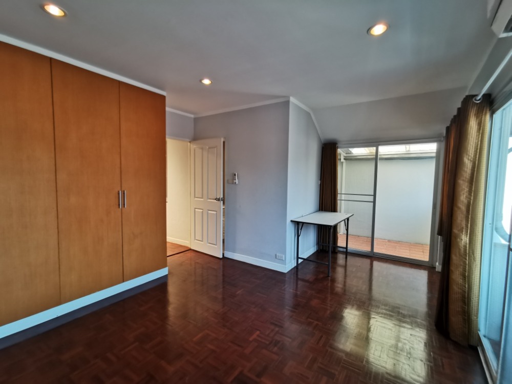 ให้เช่าทาวน์โฮมสะพานควาย จตุจักร : ให้เช่าทาวน์เฮ้าส์รักษาความปลอดภัย 24 ชั่วโมง ขนาด 3 ชั้น 4 ห้องนอน 5 ห้องน้ำ พื้นที่กว่า 350 ตารางเมตร เฟอร์นิเจอร์ครบ วิภาวดีรังสิต-รัชดาภิเษก