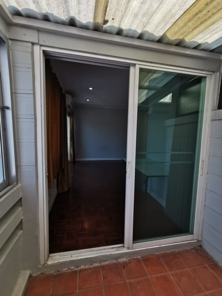 ให้เช่าทาวน์โฮมสะพานควาย จตุจักร : ให้เช่าทาวน์เฮ้าส์รักษาความปลอดภัย 24 ชั่วโมง ขนาด 3 ชั้น 4 ห้องนอน 5 ห้องน้ำ พื้นที่กว่า 350 ตารางเมตร เฟอร์นิเจอร์ครบ วิภาวดีรังสิต-รัชดาภิเษก