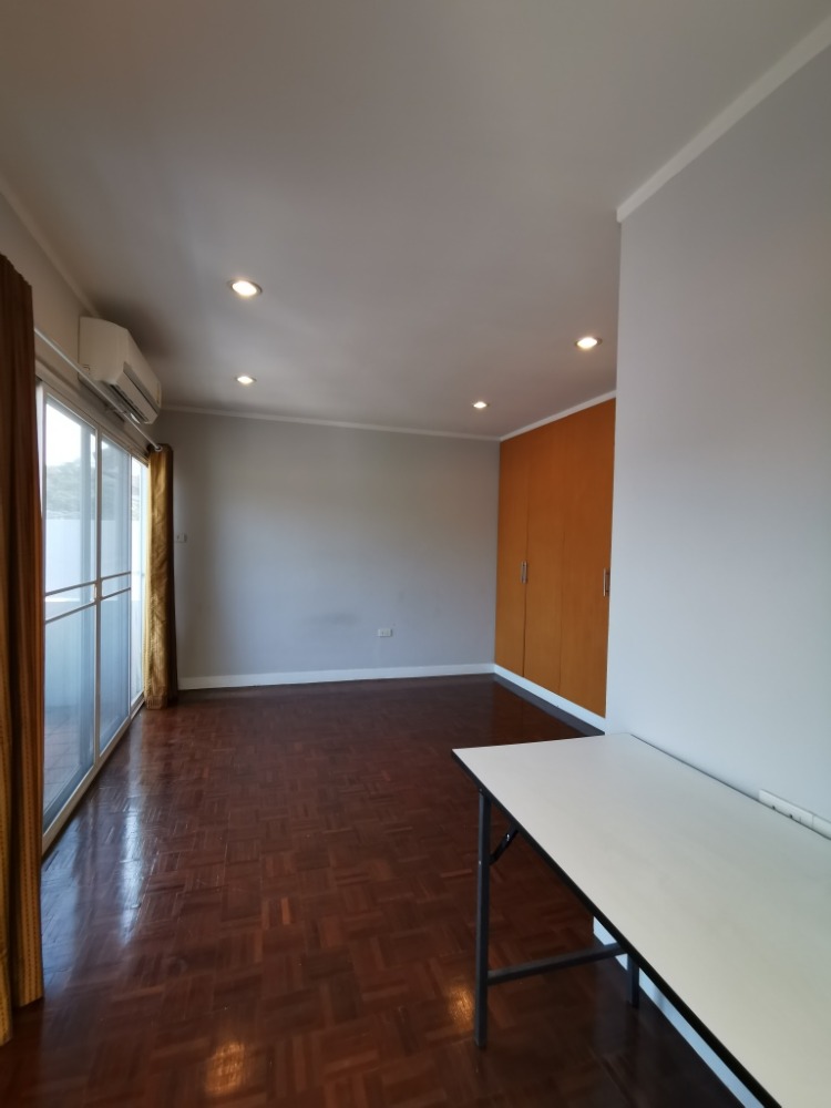 ให้เช่าทาวน์โฮมสะพานควาย จตุจักร : ให้เช่าทาวน์เฮ้าส์รักษาความปลอดภัย 24 ชั่วโมง ขนาด 3 ชั้น 4 ห้องนอน 5 ห้องน้ำ พื้นที่กว่า 350 ตารางเมตร เฟอร์นิเจอร์ครบ วิภาวดีรังสิต-รัชดาภิเษก