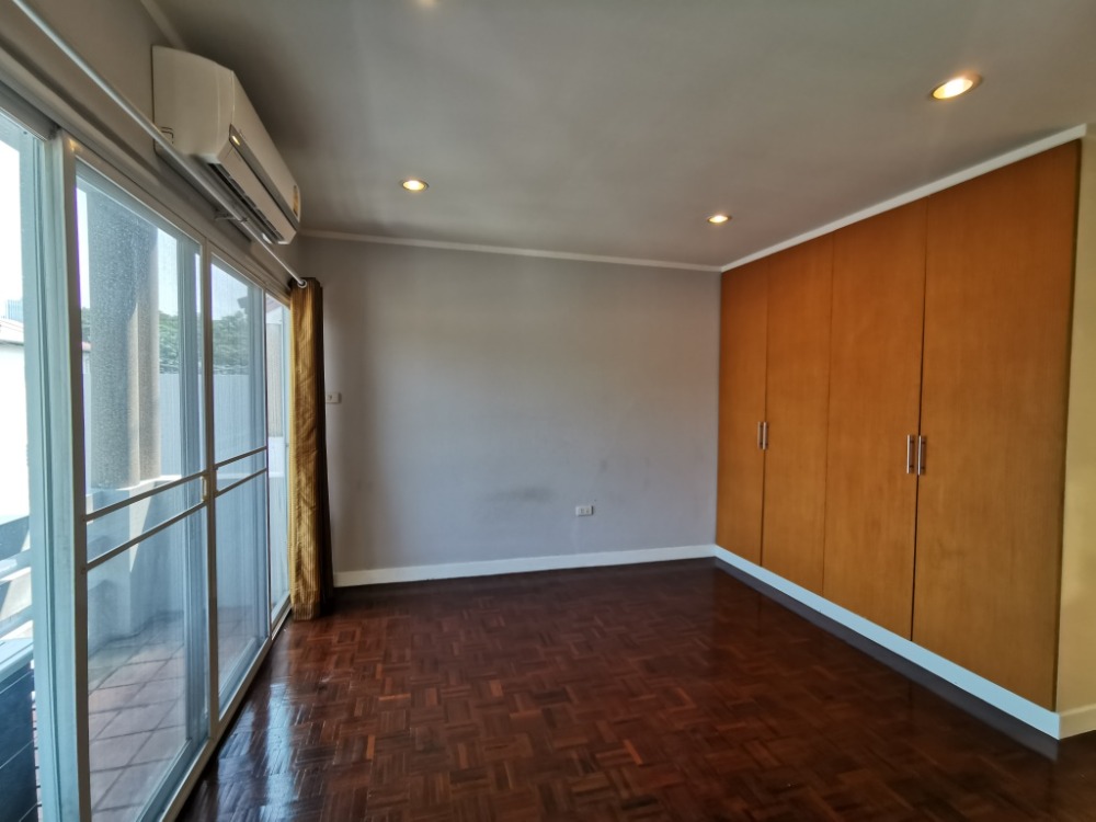 ให้เช่าทาวน์โฮมสะพานควาย จตุจักร : ให้เช่าทาวน์เฮ้าส์รักษาความปลอดภัย 24 ชั่วโมง ขนาด 3 ชั้น 4 ห้องนอน 5 ห้องน้ำ พื้นที่กว่า 350 ตารางเมตร เฟอร์นิเจอร์ครบ วิภาวดีรังสิต-รัชดาภิเษก