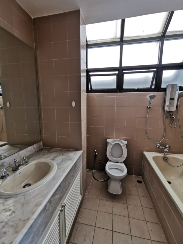 ให้เช่าทาวน์โฮมสะพานควาย จตุจักร : ให้เช่าทาวน์เฮ้าส์รักษาความปลอดภัย 24 ชั่วโมง ขนาด 3 ชั้น 4 ห้องนอน 5 ห้องน้ำ พื้นที่กว่า 350 ตารางเมตร เฟอร์นิเจอร์ครบ วิภาวดีรังสิต-รัชดาภิเษก