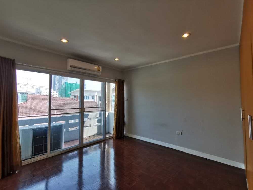 ให้เช่าทาวน์โฮมสะพานควาย จตุจักร : ให้เช่าทาวน์เฮ้าส์รักษาความปลอดภัย 24 ชั่วโมง ขนาด 3 ชั้น 4 ห้องนอน 5 ห้องน้ำ พื้นที่กว่า 350 ตารางเมตร เฟอร์นิเจอร์ครบ วิภาวดีรังสิต-รัชดาภิเษก