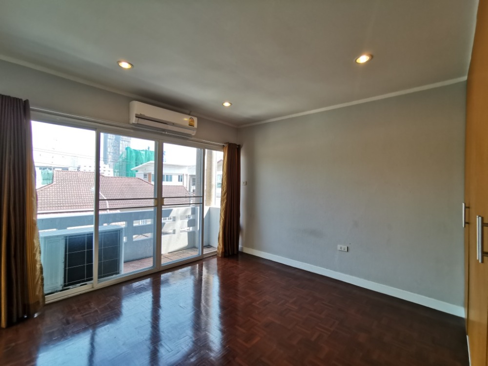 ให้เช่าทาวน์โฮมสะพานควาย จตุจักร : ให้เช่าทาวน์เฮ้าส์รักษาความปลอดภัย 24 ชั่วโมง ขนาด 3 ชั้น 4 ห้องนอน 5 ห้องน้ำ พื้นที่กว่า 350 ตารางเมตร เฟอร์นิเจอร์ครบ วิภาวดีรังสิต-รัชดาภิเษก