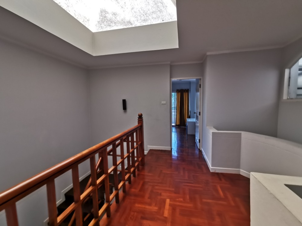 ให้เช่าทาวน์โฮมสะพานควาย จตุจักร : ให้เช่าทาวน์เฮ้าส์รักษาความปลอดภัย 24 ชั่วโมง ขนาด 3 ชั้น 4 ห้องนอน 5 ห้องน้ำ พื้นที่กว่า 350 ตารางเมตร เฟอร์นิเจอร์ครบ วิภาวดีรังสิต-รัชดาภิเษก