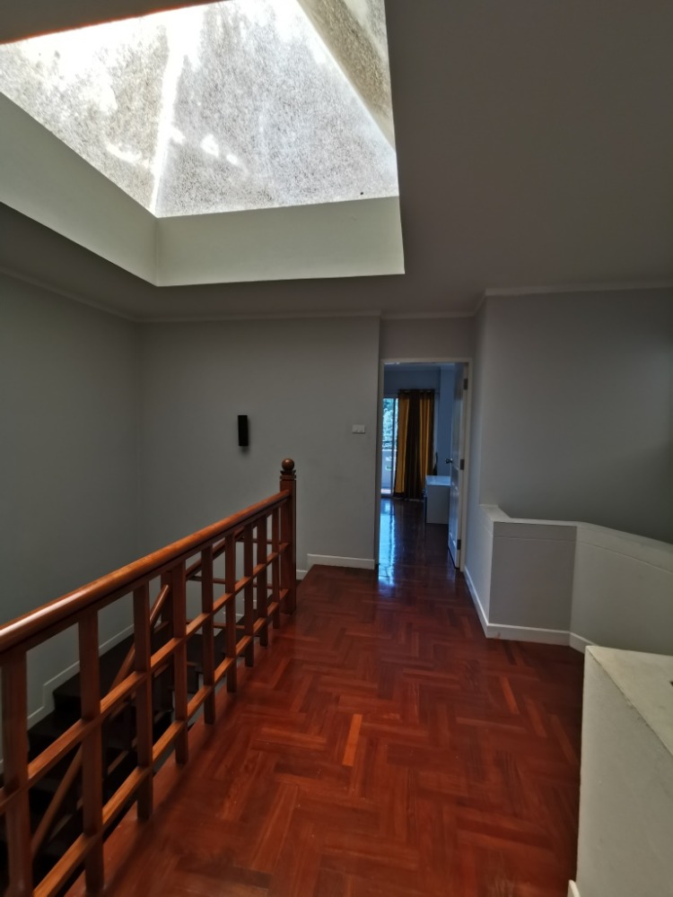 ให้เช่าทาวน์โฮมสะพานควาย จตุจักร : ให้เช่าทาวน์เฮ้าส์รักษาความปลอดภัย 24 ชั่วโมง ขนาด 3 ชั้น 4 ห้องนอน 5 ห้องน้ำ พื้นที่กว่า 350 ตารางเมตร เฟอร์นิเจอร์ครบ วิภาวดีรังสิต-รัชดาภิเษก