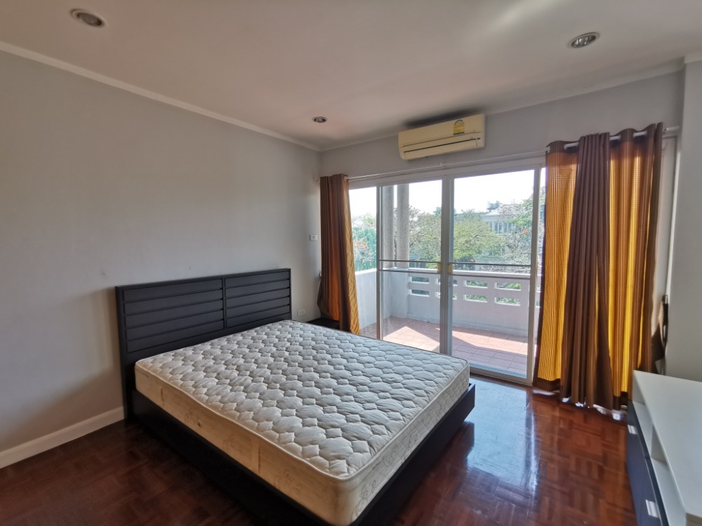 ให้เช่าทาวน์โฮมสะพานควาย จตุจักร : ให้เช่าทาวน์เฮ้าส์รักษาความปลอดภัย 24 ชั่วโมง ขนาด 3 ชั้น 4 ห้องนอน 5 ห้องน้ำ พื้นที่กว่า 350 ตารางเมตร เฟอร์นิเจอร์ครบ วิภาวดีรังสิต-รัชดาภิเษก