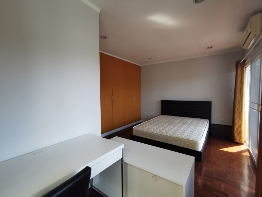 ให้เช่าทาวน์โฮมสะพานควาย จตุจักร : ให้เช่าทาวน์เฮ้าส์รักษาความปลอดภัย 24 ชั่วโมง ขนาด 3 ชั้น 4 ห้องนอน 5 ห้องน้ำ พื้นที่กว่า 350 ตารางเมตร เฟอร์นิเจอร์ครบ วิภาวดีรังสิต-รัชดาภิเษก