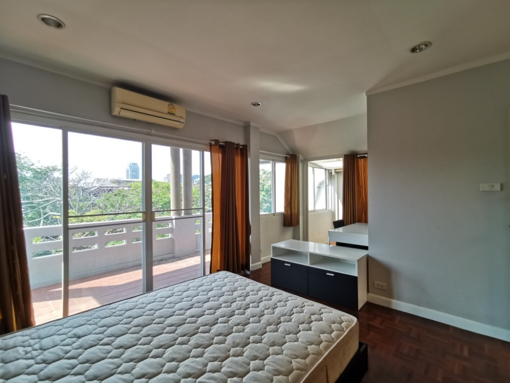 ให้เช่าทาวน์โฮมสะพานควาย จตุจักร : ให้เช่าทาวน์เฮ้าส์รักษาความปลอดภัย 24 ชั่วโมง ขนาด 3 ชั้น 4 ห้องนอน 5 ห้องน้ำ พื้นที่กว่า 350 ตารางเมตร เฟอร์นิเจอร์ครบ วิภาวดีรังสิต-รัชดาภิเษก