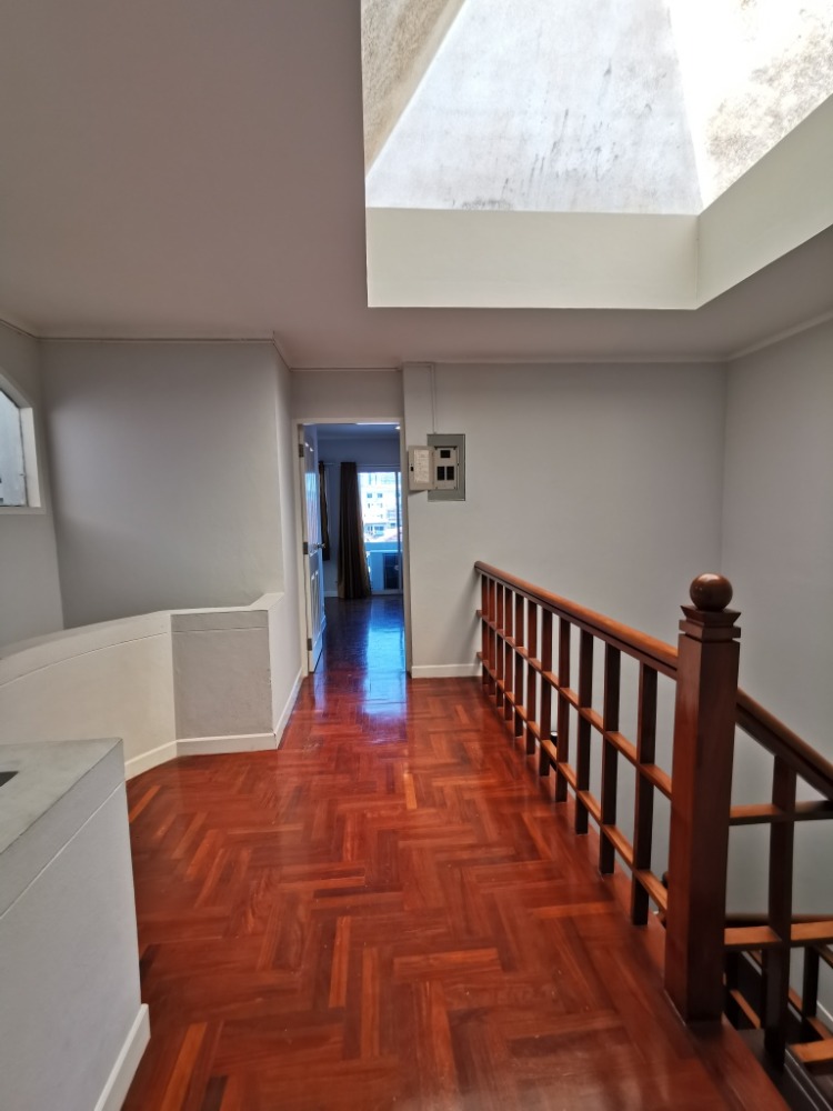 ให้เช่าทาวน์โฮมสะพานควาย จตุจักร : ให้เช่าทาวน์เฮ้าส์รักษาความปลอดภัย 24 ชั่วโมง ขนาด 3 ชั้น 4 ห้องนอน 5 ห้องน้ำ พื้นที่กว่า 350 ตารางเมตร เฟอร์นิเจอร์ครบ วิภาวดีรังสิต-รัชดาภิเษก