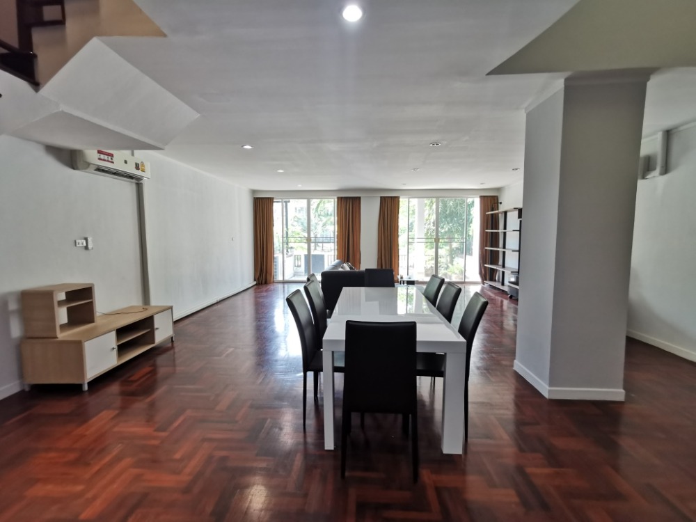 ให้เช่าทาวน์โฮมสะพานควาย จตุจักร : ให้เช่าทาวน์เฮ้าส์รักษาความปลอดภัย 24 ชั่วโมง ขนาด 3 ชั้น 4 ห้องนอน 5 ห้องน้ำ พื้นที่กว่า 350 ตารางเมตร เฟอร์นิเจอร์ครบ วิภาวดีรังสิต-รัชดาภิเษก