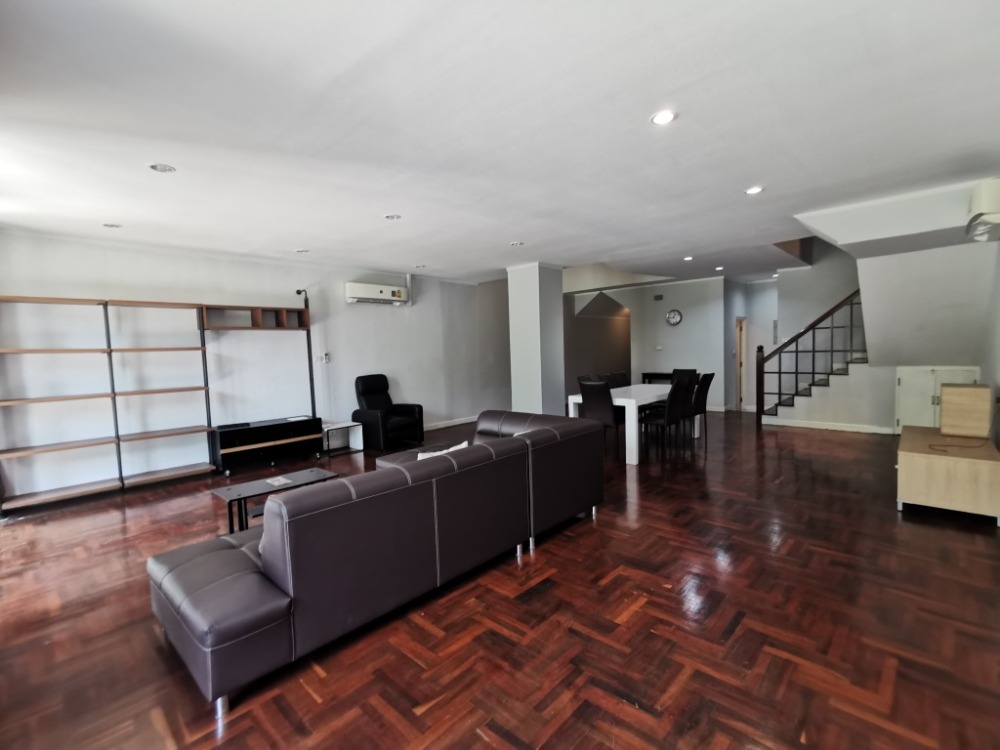 ให้เช่าทาวน์โฮมสะพานควาย จตุจักร : ให้เช่าทาวน์เฮ้าส์รักษาความปลอดภัย 24 ชั่วโมง ขนาด 3 ชั้น 4 ห้องนอน 5 ห้องน้ำ พื้นที่กว่า 350 ตารางเมตร เฟอร์นิเจอร์ครบ วิภาวดีรังสิต-รัชดาภิเษก