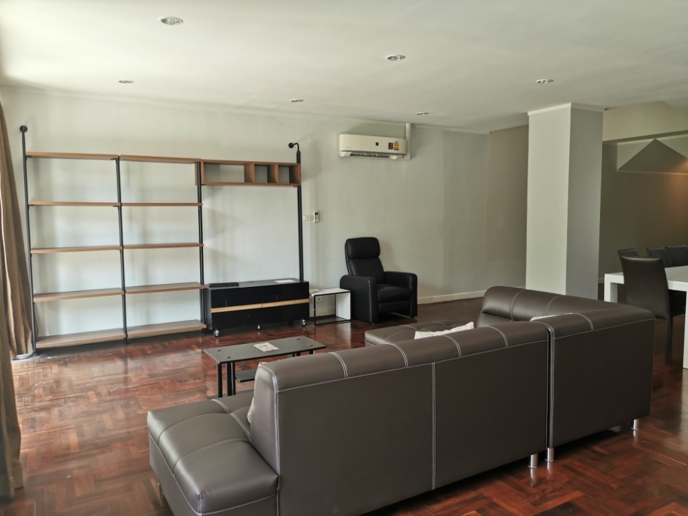 ให้เช่าทาวน์โฮมสะพานควาย จตุจักร : ให้เช่าทาวน์เฮ้าส์รักษาความปลอดภัย 24 ชั่วโมง ขนาด 3 ชั้น 4 ห้องนอน 5 ห้องน้ำ พื้นที่กว่า 350 ตารางเมตร เฟอร์นิเจอร์ครบ วิภาวดีรังสิต-รัชดาภิเษก