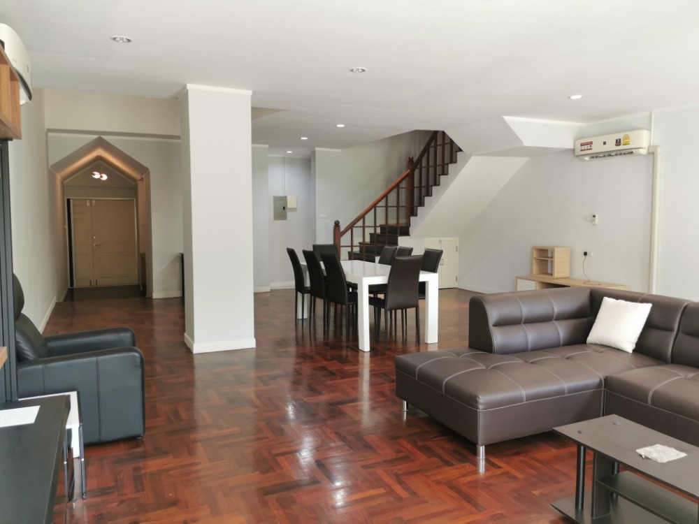 ให้เช่าทาวน์โฮมสะพานควาย จตุจักร : ให้เช่าทาวน์เฮ้าส์รักษาความปลอดภัย 24 ชั่วโมง ขนาด 3 ชั้น 4 ห้องนอน 5 ห้องน้ำ พื้นที่กว่า 350 ตารางเมตร เฟอร์นิเจอร์ครบ วิภาวดีรังสิต-รัชดาภิเษก