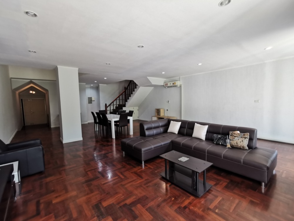 ให้เช่าทาวน์โฮมสะพานควาย จตุจักร : ให้เช่าทาวน์เฮ้าส์รักษาความปลอดภัย 24 ชั่วโมง ขนาด 3 ชั้น 4 ห้องนอน 5 ห้องน้ำ พื้นที่กว่า 350 ตารางเมตร เฟอร์นิเจอร์ครบ วิภาวดีรังสิต-รัชดาภิเษก