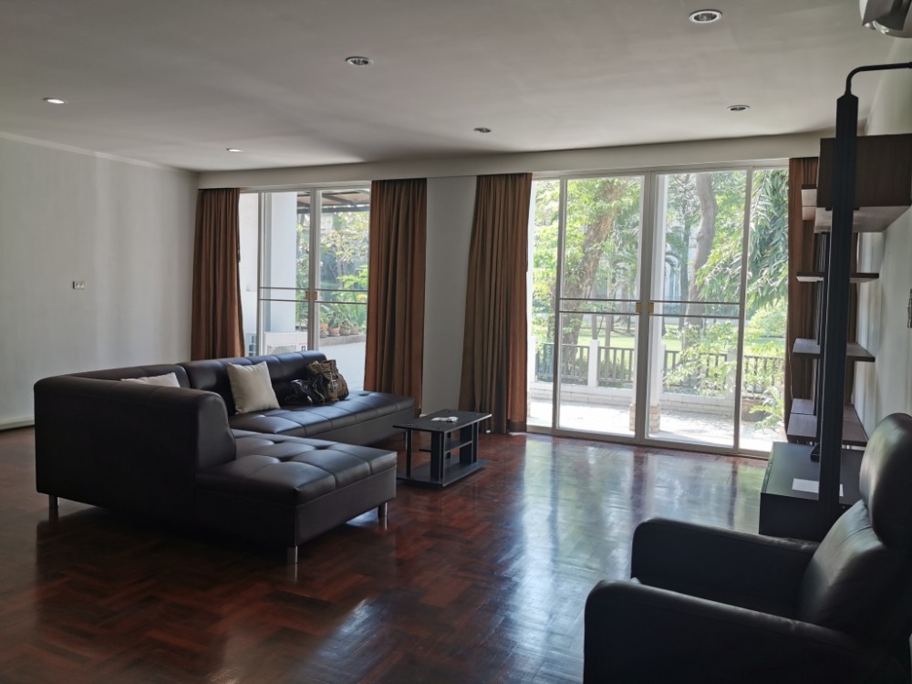 ให้เช่าทาวน์โฮมสะพานควาย จตุจักร : ให้เช่าทาวน์เฮ้าส์รักษาความปลอดภัย 24 ชั่วโมง ขนาด 3 ชั้น 4 ห้องนอน 5 ห้องน้ำ พื้นที่กว่า 350 ตารางเมตร เฟอร์นิเจอร์ครบ วิภาวดีรังสิต-รัชดาภิเษก